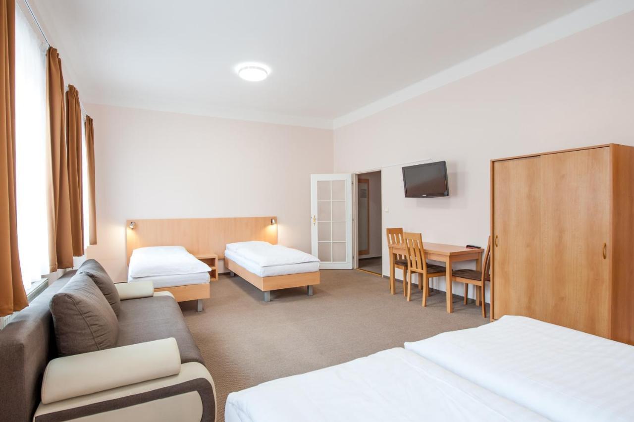 Hotel V Centru チェスケー・ブジェヨヴィツェ エクステリア 写真